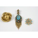 A VICTORIAN TURQUOISE AND GOLD PENDANT the oval pendant with graduated fringe drops, and set with