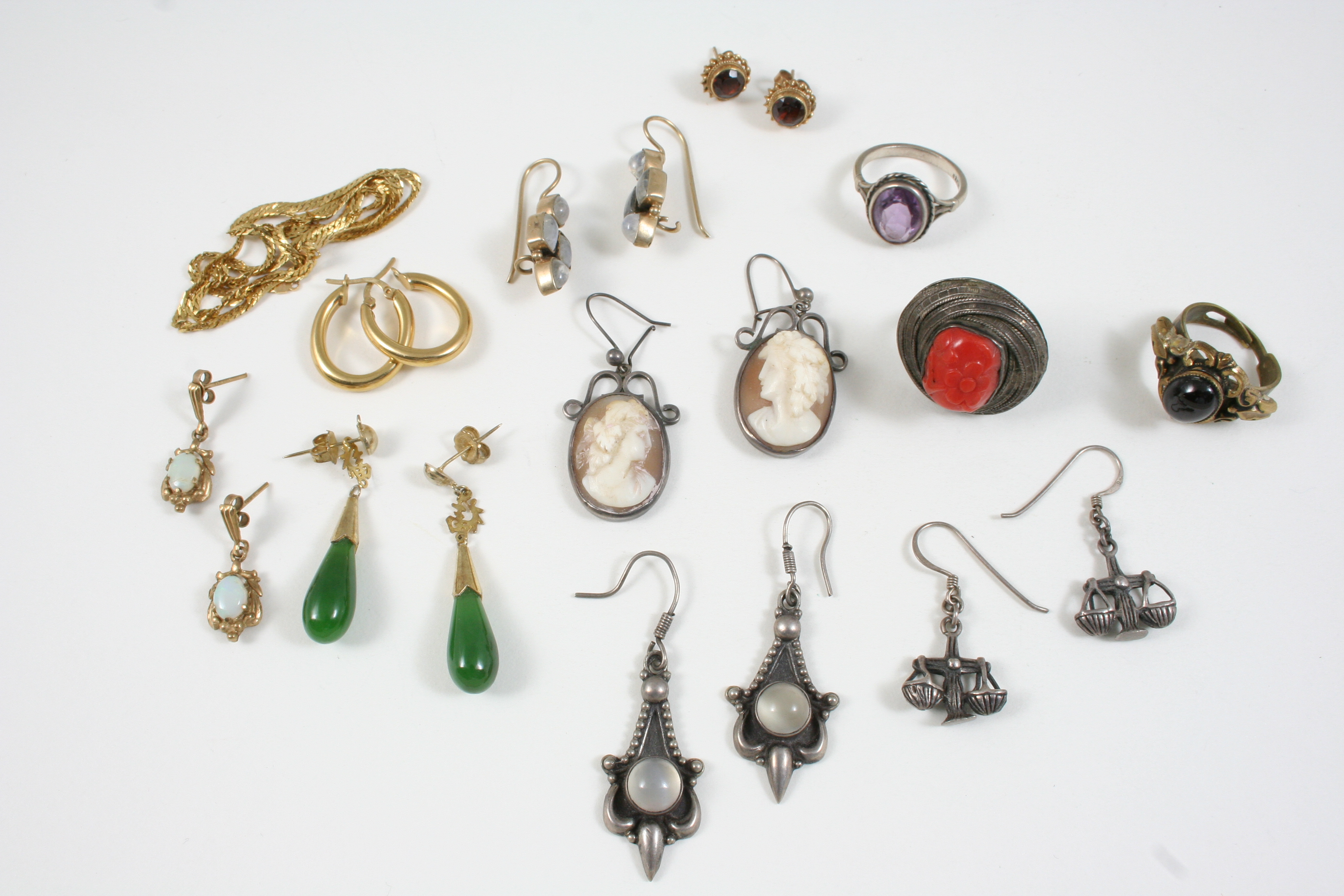 A QUANTITY OF JEWELLERY including a pair of carved shell cameo drop earrings, a pair of moonstone