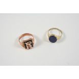 A BLACK ONYX AND GOLD SIGNET RING embossed with gold initial, size T, together with a lapis lazuli