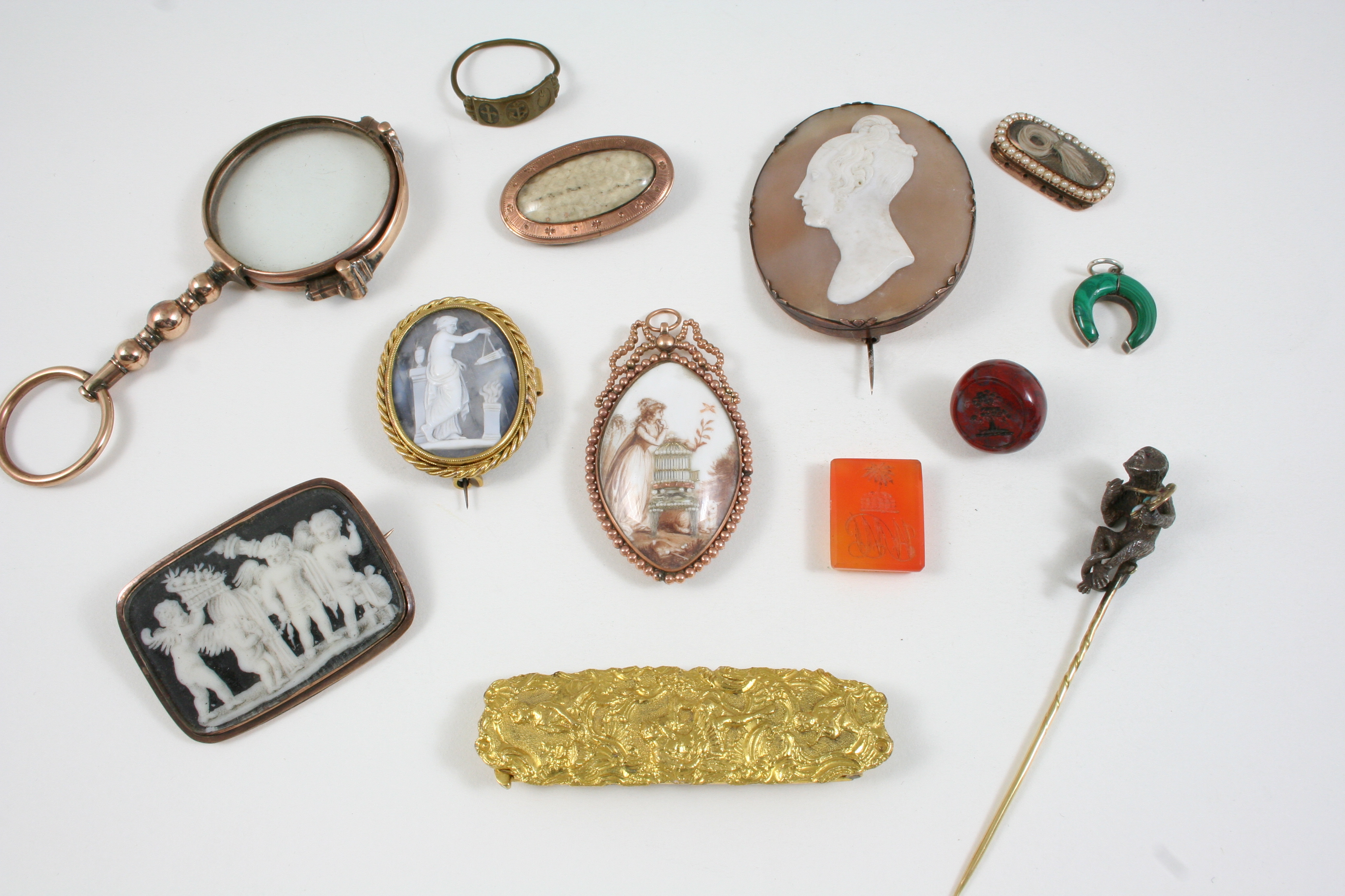 A QUANTITY OF JEWELLERY including a hardstone cameo brooch, depicting a classical scene, a Victorian