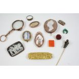 A QUANTITY OF JEWELLERY including a hardstone cameo brooch, depicting a classical scene, a Victorian