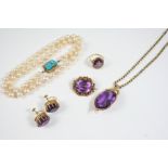 A QUANTITY OF JEWELLERY including an oval-shaped amethyst brooch, in a gold cannetille mount, an