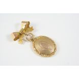 A LATE VICTORIAN GOLD LOCKET the oval-shaped locket engraved with engine-turned and floral