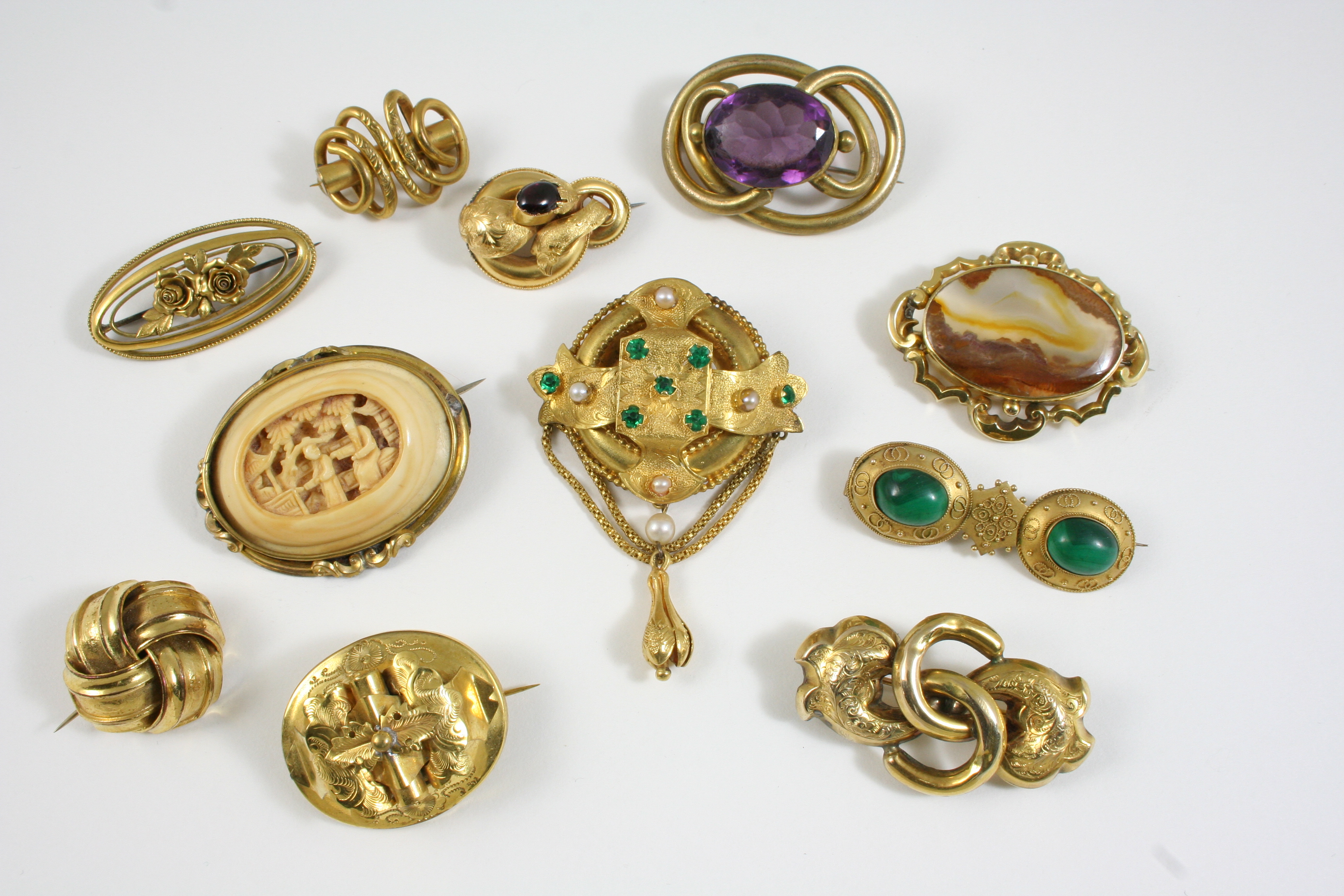 A QUANTITY OF JEWELLERY including a Victorian gold brooch set with a cabochon garnet, a 19th century