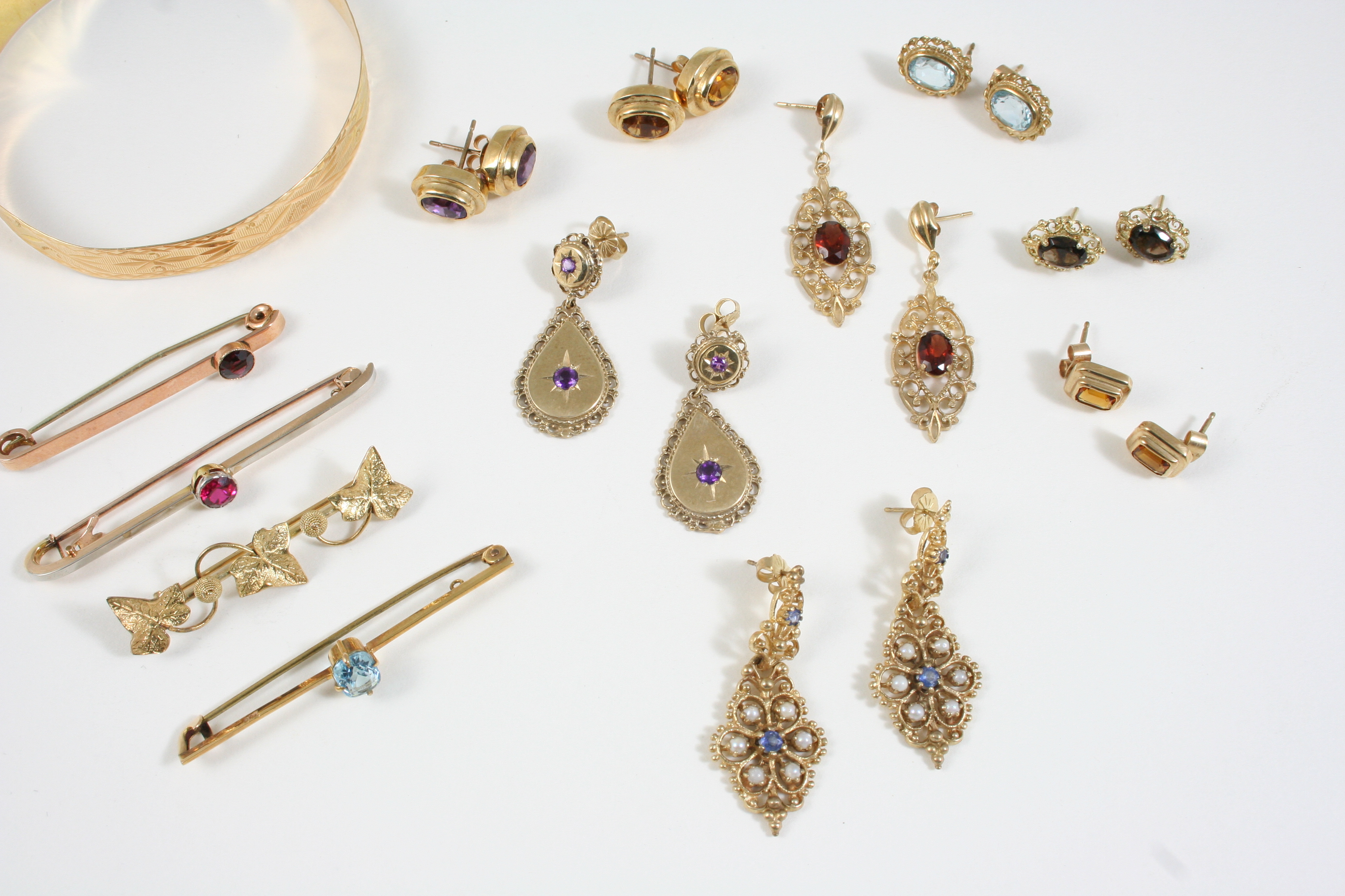 A QUANTITY OF JEWELLERY including a pair of gold drop earrings set with amethysts, a pair of