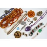 A QUANTITY OF JEWELLERY including a Scottish silver and agate bracelet, a Scottish gem set brooch,