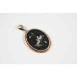 AN OVAL PIETRA DURA FOLIATE LOCKET PENDANT with locket compartment to the reverse, in gold frame,