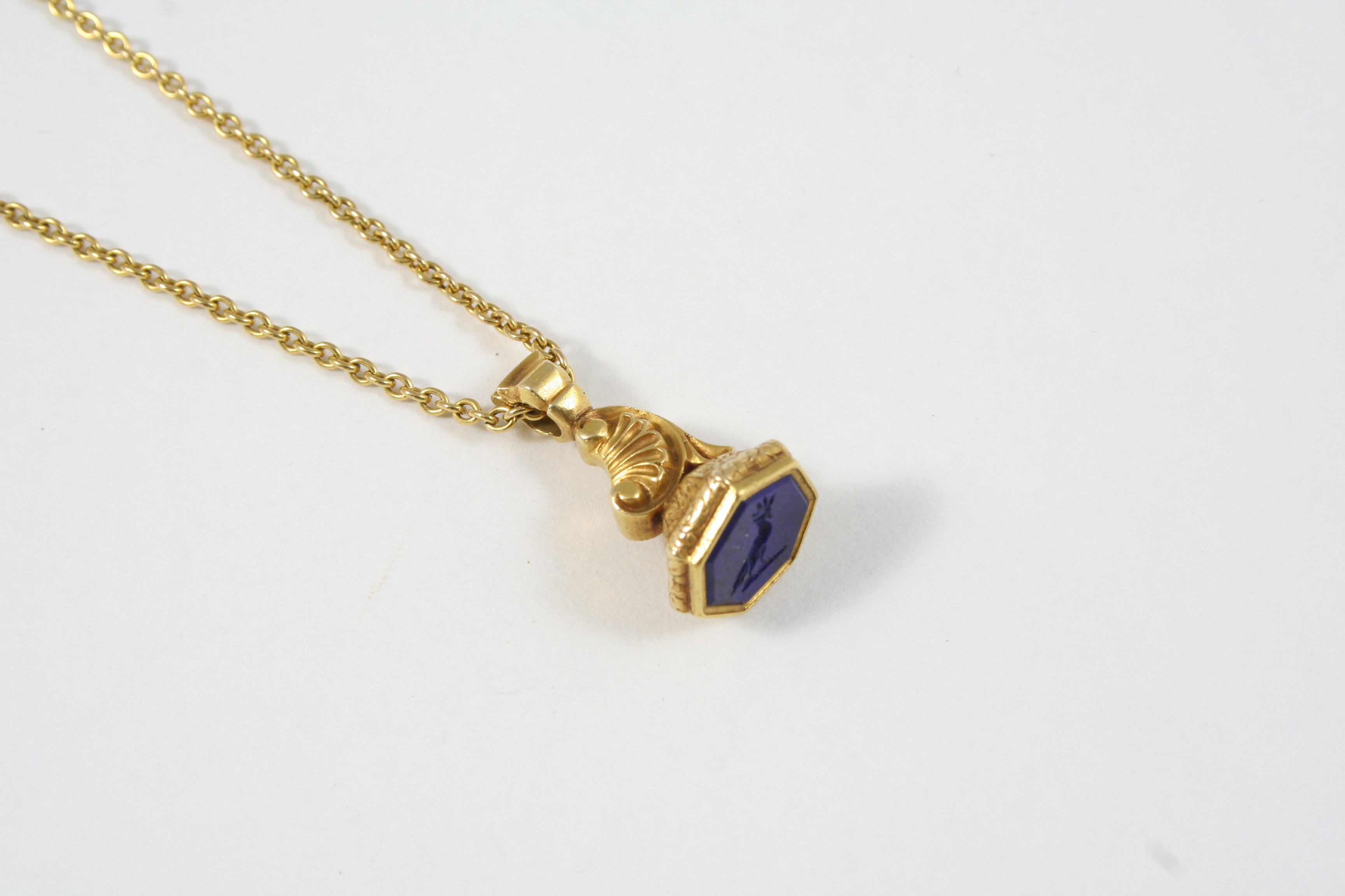 A GOLD SEAL the body engraved with shell and floral decoration, the lapis lazuli matrix engraved