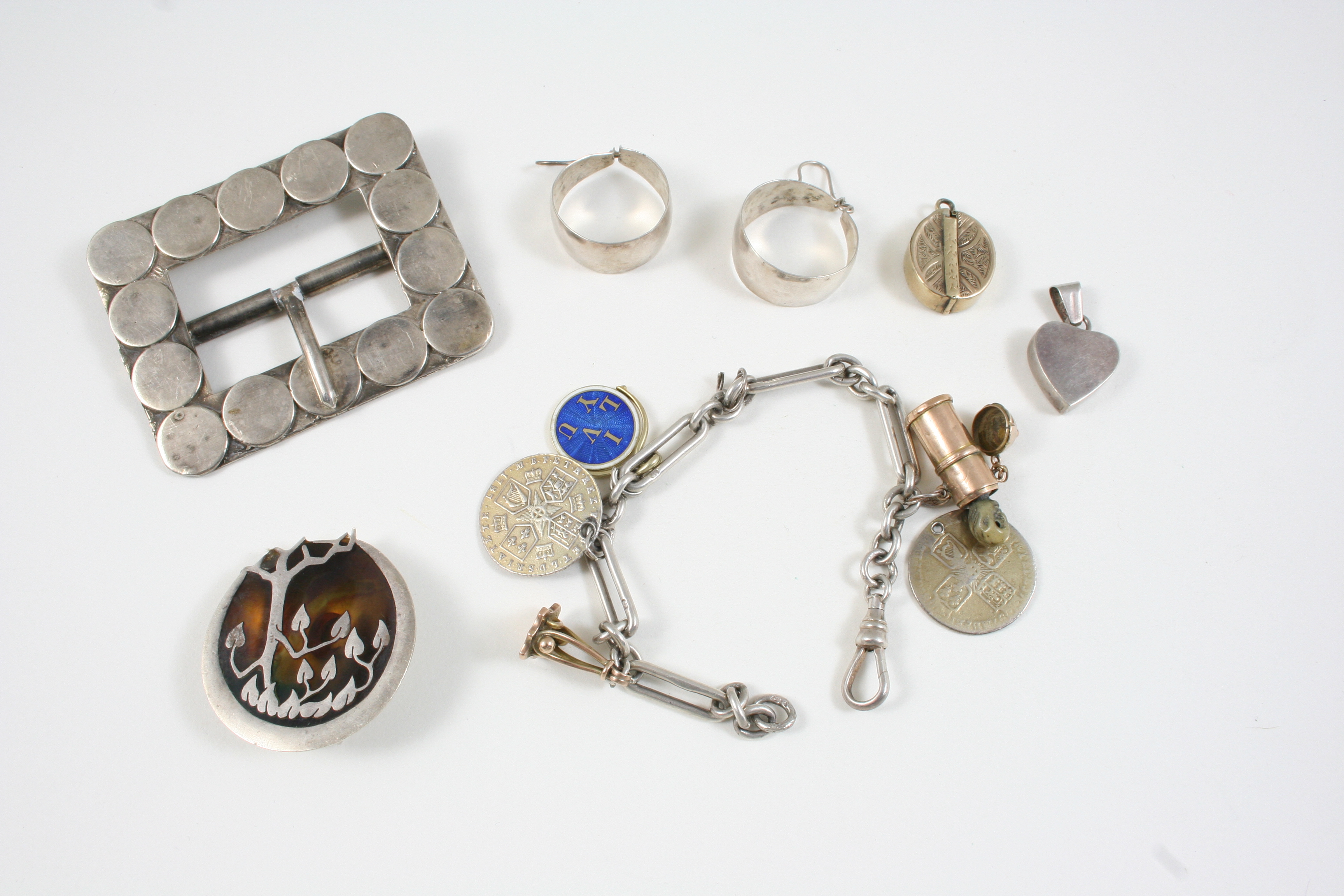 A QUANTITY OF JEWELLERY including a silver buckle, a pair of silver hoop earrings and various