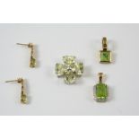 A QUANTITY OF JEWELLERY including a peridot and diamond cluster pendant, a peridot and gold pendant,