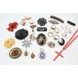 A QUANTITY OF JEWELLERY including an opal and half pearl crescent and star brooch, a moonstone