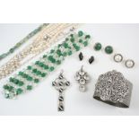A QUANTITY OF JEWELLERY including a jade and crystal necklace, a long freshwater pearl necklace, a