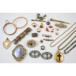 A QUANTITY OF JEWELLERY including a rose-cut diamond and enamel flying duck brooch, a rose-cut