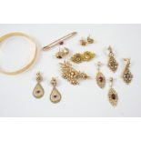 A QUANTITY OF JEWELLERY including a gold floral brooch set with half pearls, a pair of gold drop