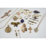 A QUANTITY OF JEWELLERY including a Victorian gold, blue enamel and half pearl oval locket