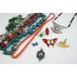 A QUANTITY OF JEWELLERY including a coral bead necklace, a hardstone bead necklace and various other