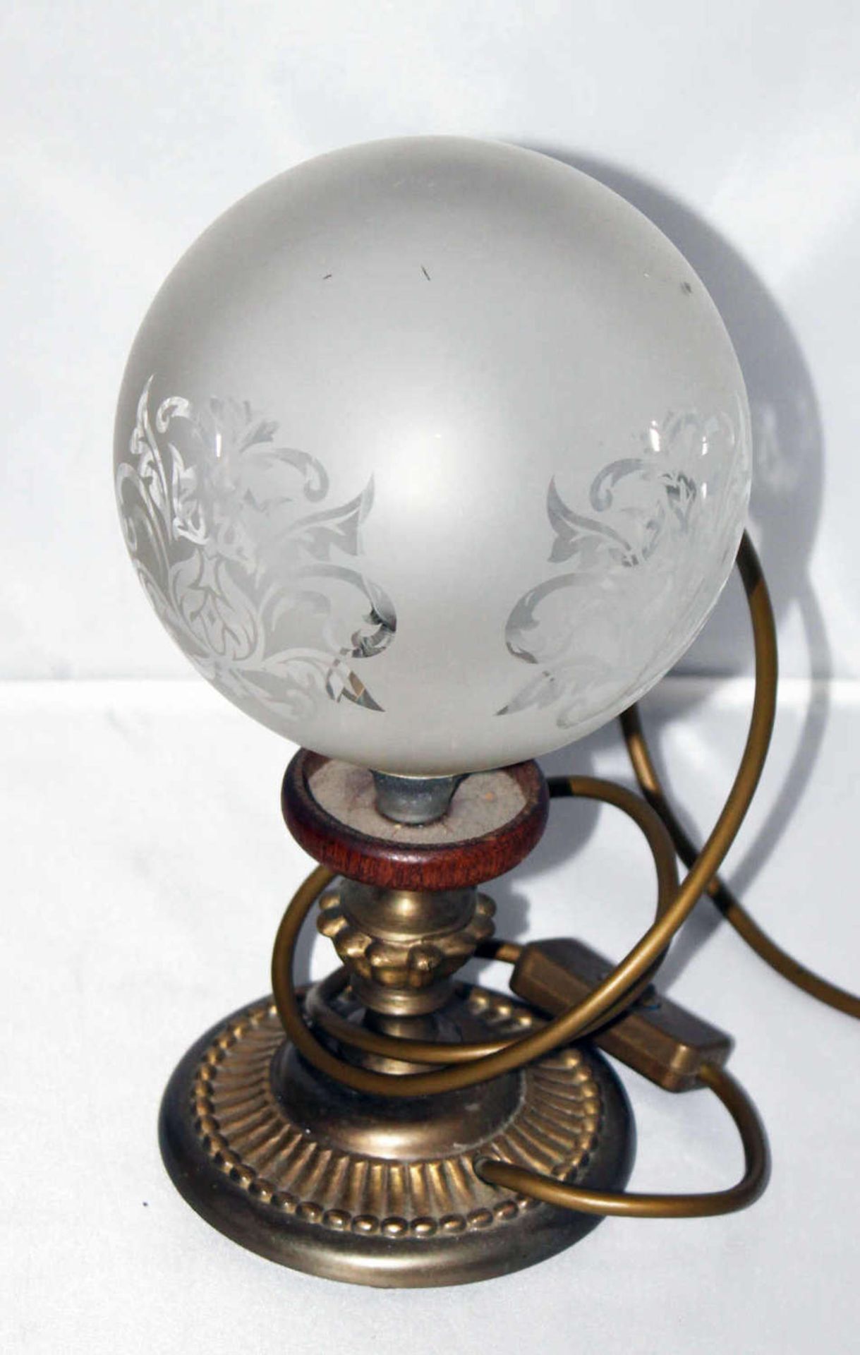 Messing Tischlampe, mit geätztem Kugelglas als Lampenschirm, ca. 26 cm hoch.