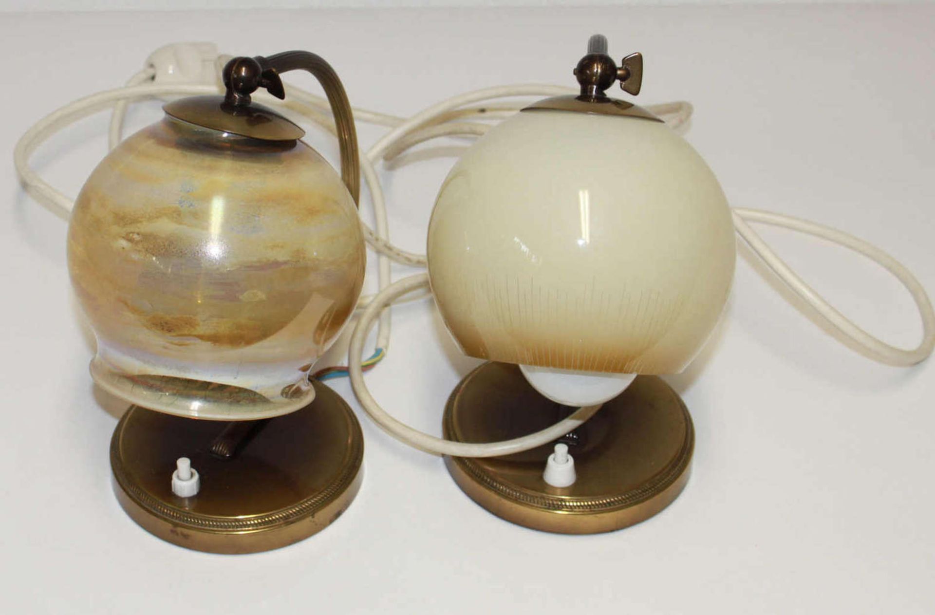 2 ältere Tischlampen, mit Glaskugelschirmen, verschiedene Modelle, Höhe ca. 19 cm, 50-60er Jahre