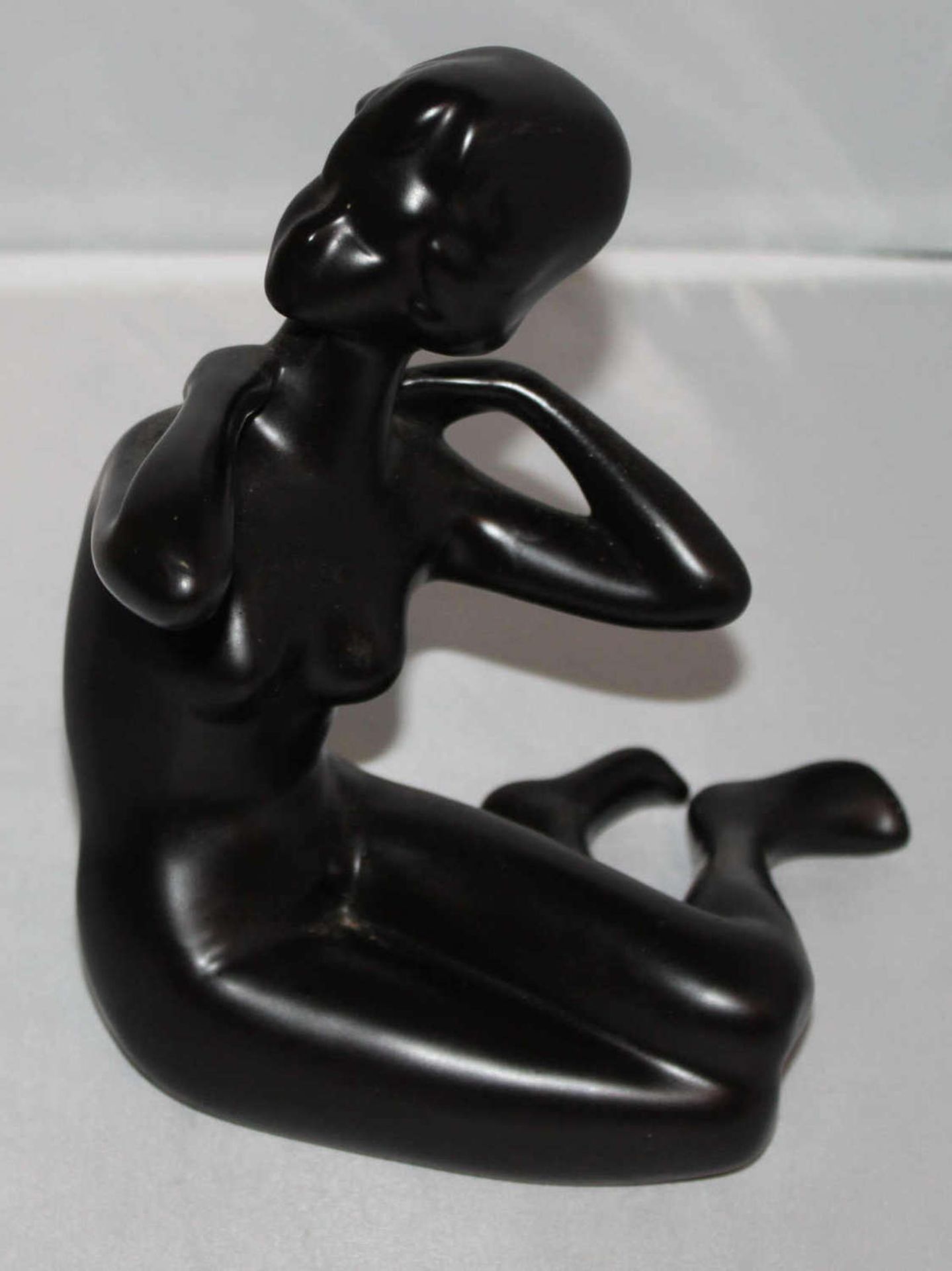 1 Porzellanfigur, Frauenakt,, ungemarkt, Höhe ca. 15 cm