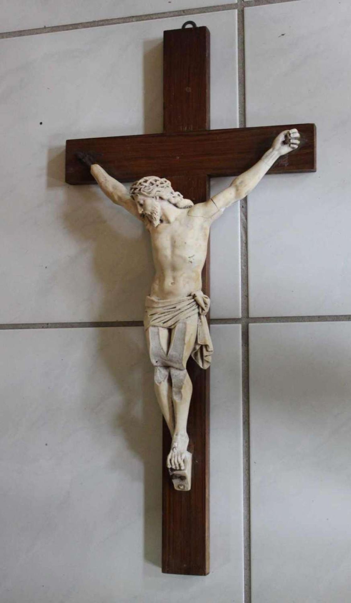 Kruzifix mit einem Gipskorpus, dieser beschädigt, Höhe ca. 72 cm, Breite ca 35 cm Crucifix with a