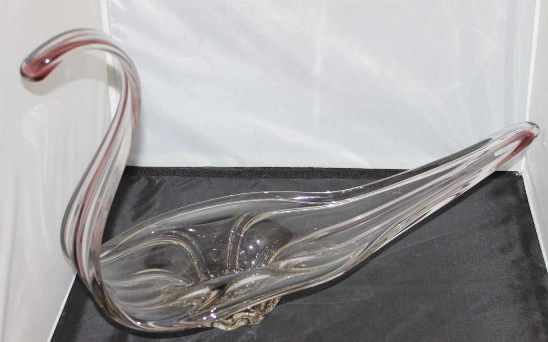 große Glasschale in "Schwan-Form", signiert DEN 18660 01 Fait Main, Höhe ca. 32 cm, Länge ca. 58