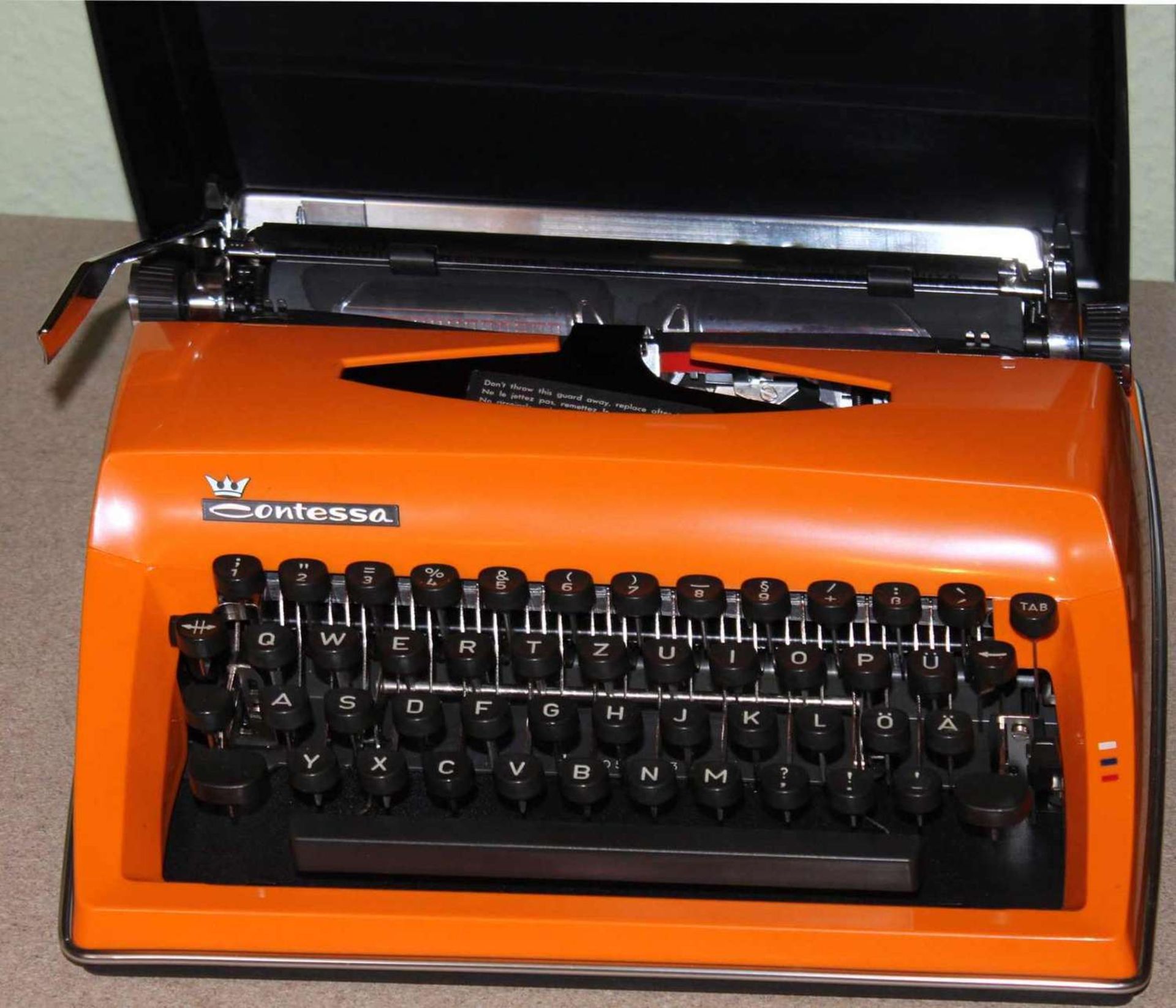 Contessa Schreibmaschine, orange, mit Koffer. Funktion und Vollständigkeit nicht geprüft. Contessa