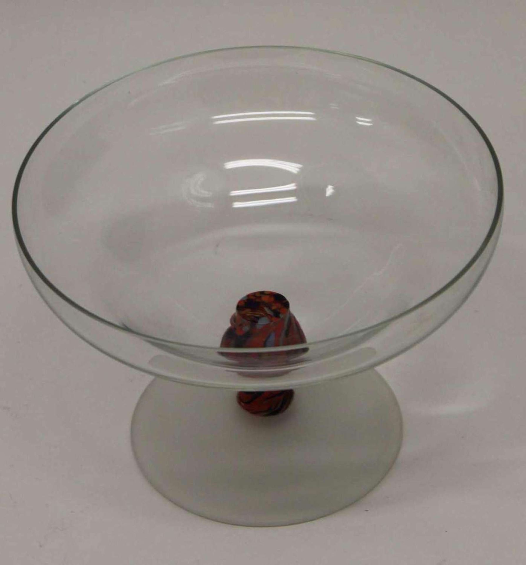 Murano Glasschale, auf Standfuß dieser mit bunten Einschmelzungen, Höhe ca. 12,5 cm Murano glass