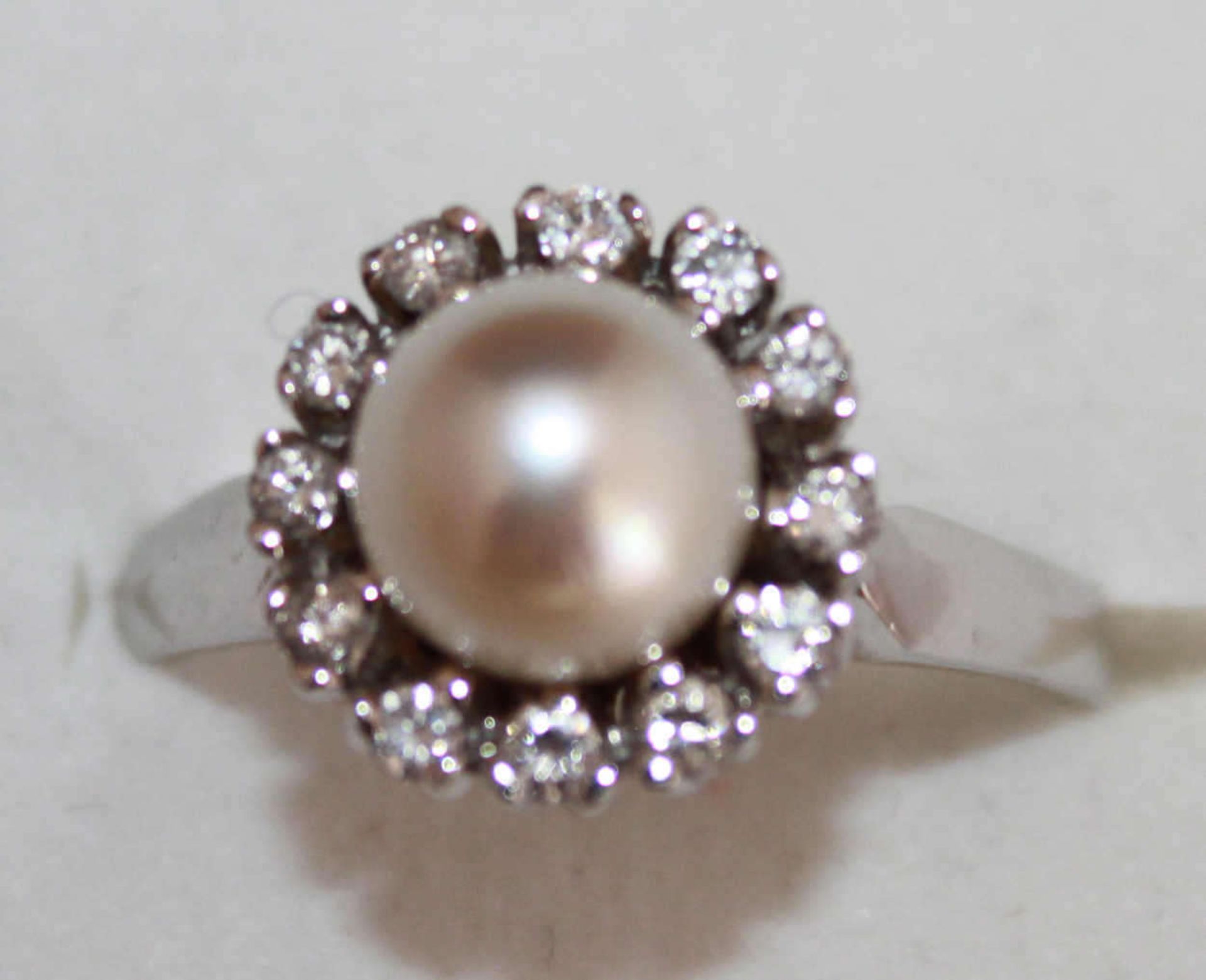 Damen-Ring aus 585er Weißgold, besetzt mit 1 Perle und Zirkonia, Ringgröße 56, Gewicht ca. 3,76 g.