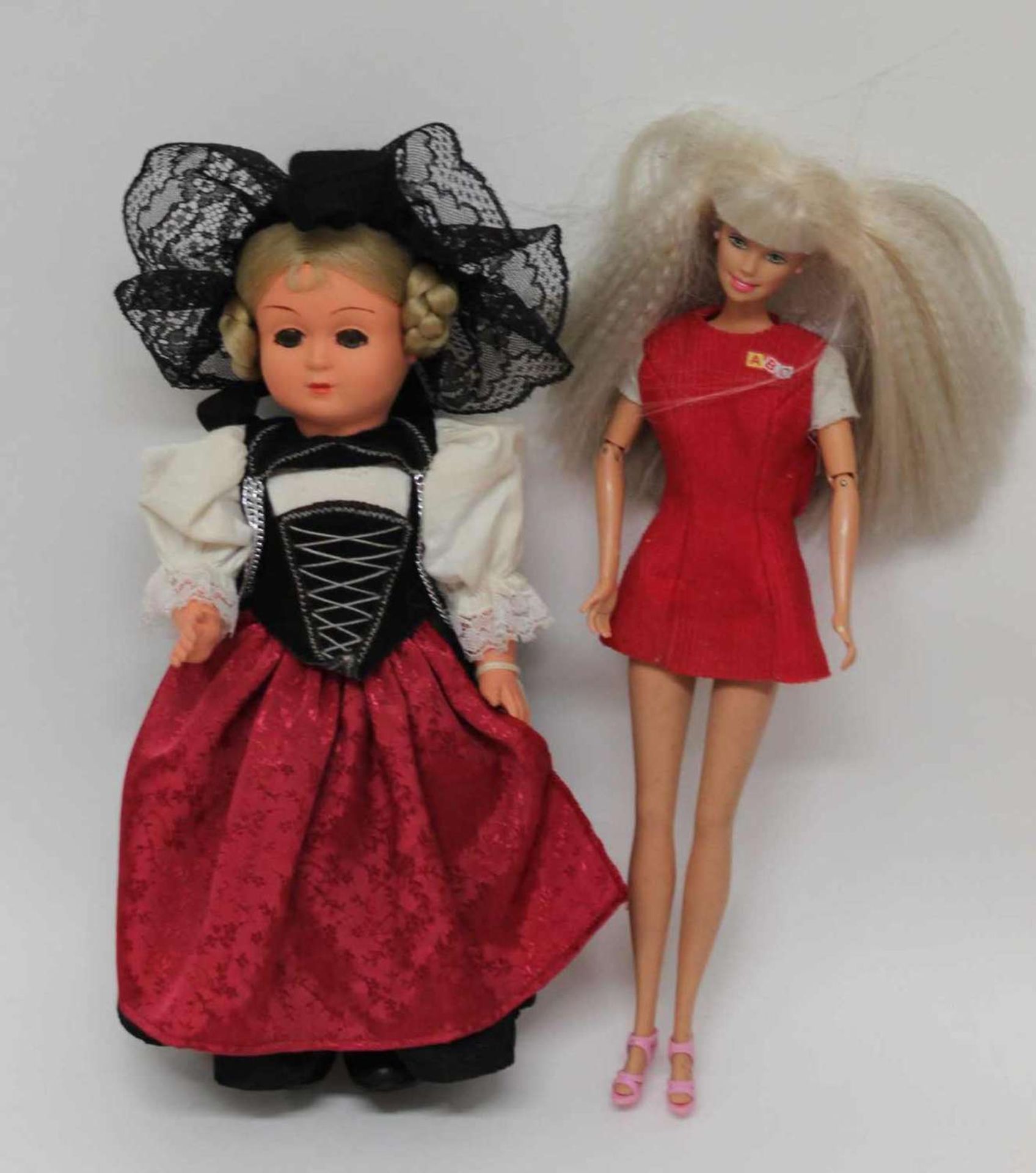 1 alte Barbie, im roten Kleid "ABC", Armgelenke beweglich, sowie 1 Trachtenpuppe "Costume Dolls /