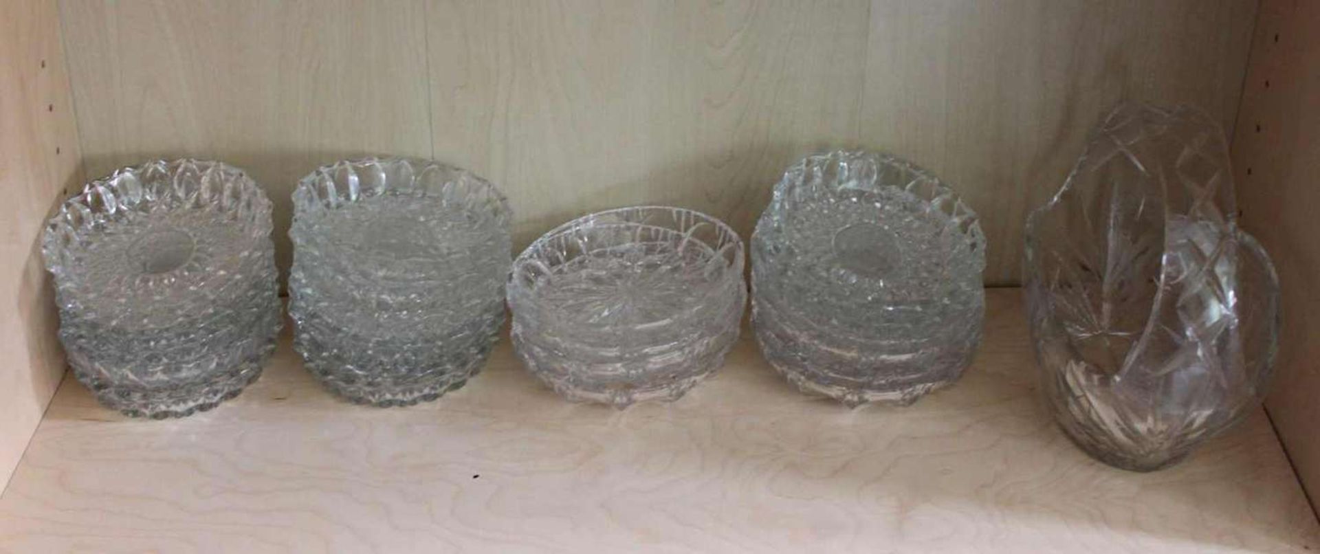 Lot Glas, bestehend aus Dessert Schalen und einem Henkelkorb Lot glass , Consisting of dessert bowls