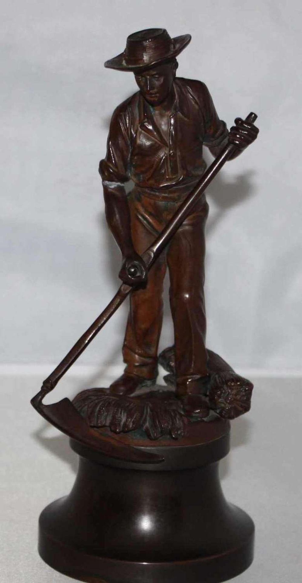 Bronze-Skulptur "Bauer bei der Ernte", auf Sockel befestigt, ohne Signatur, Höhe ca. 23 cm Bronze - Image 2 of 2