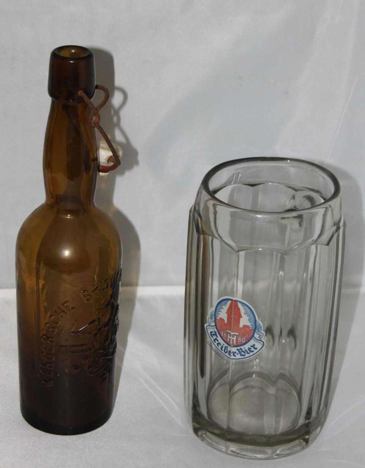 1 Bierkrug aus Glas " Treiber Bier Ludwigshafen Oggersheim", sehr massiv, sowie 1 leere