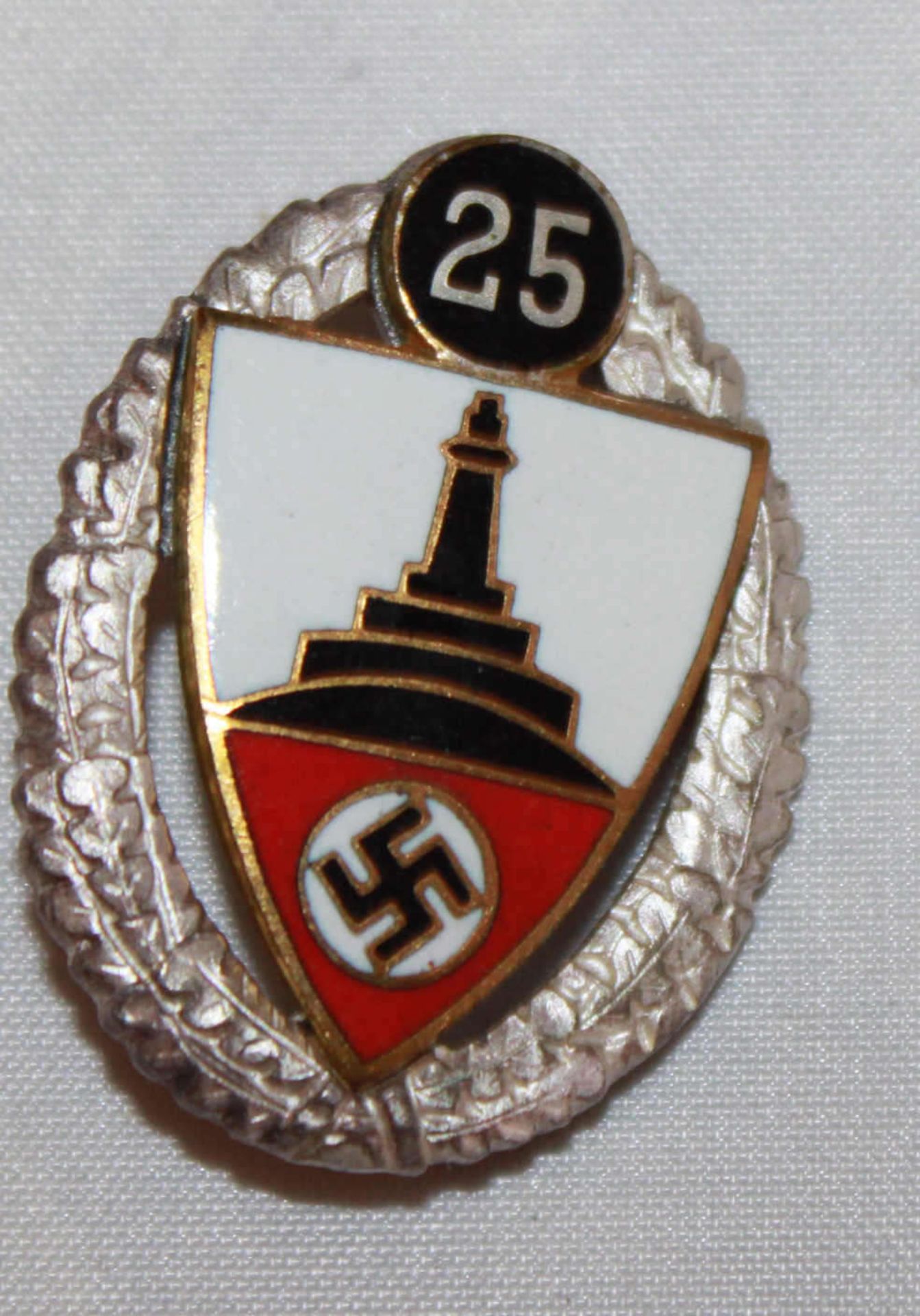 Silbernes NS Ehrenzeichen, "25 Jahre Deutscher Kriegerbund Kyffhäuser", guter Zustand. Silver NS
