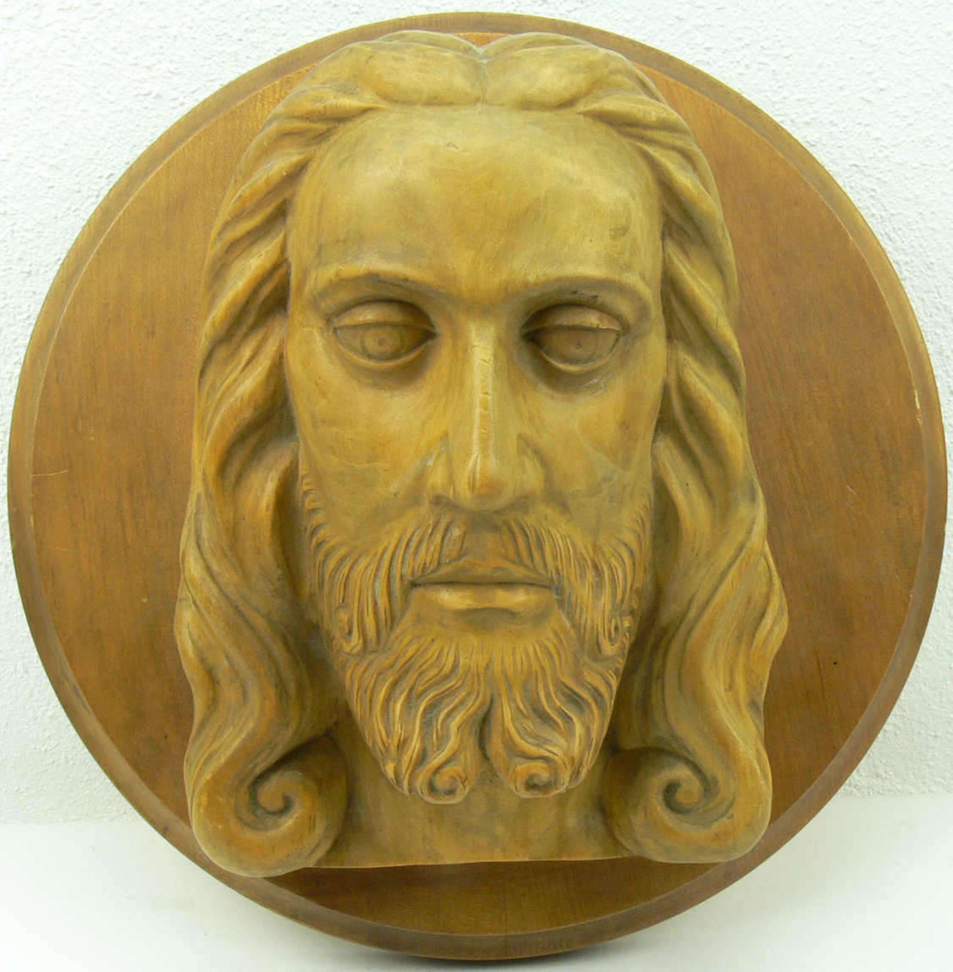 1 großer geschnitzter Jesu-Kopf auf Holzplatte, Durchmesser ca. 38 cm. 1 large carved Jesus-head