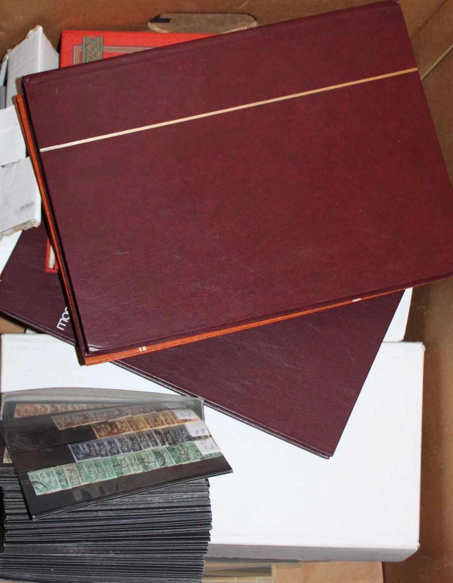 Restekarton Philatelie, dabei 2 große Schachteln mit Hunderten-Steckkarten, Motivmarken z. B. UDSSR,