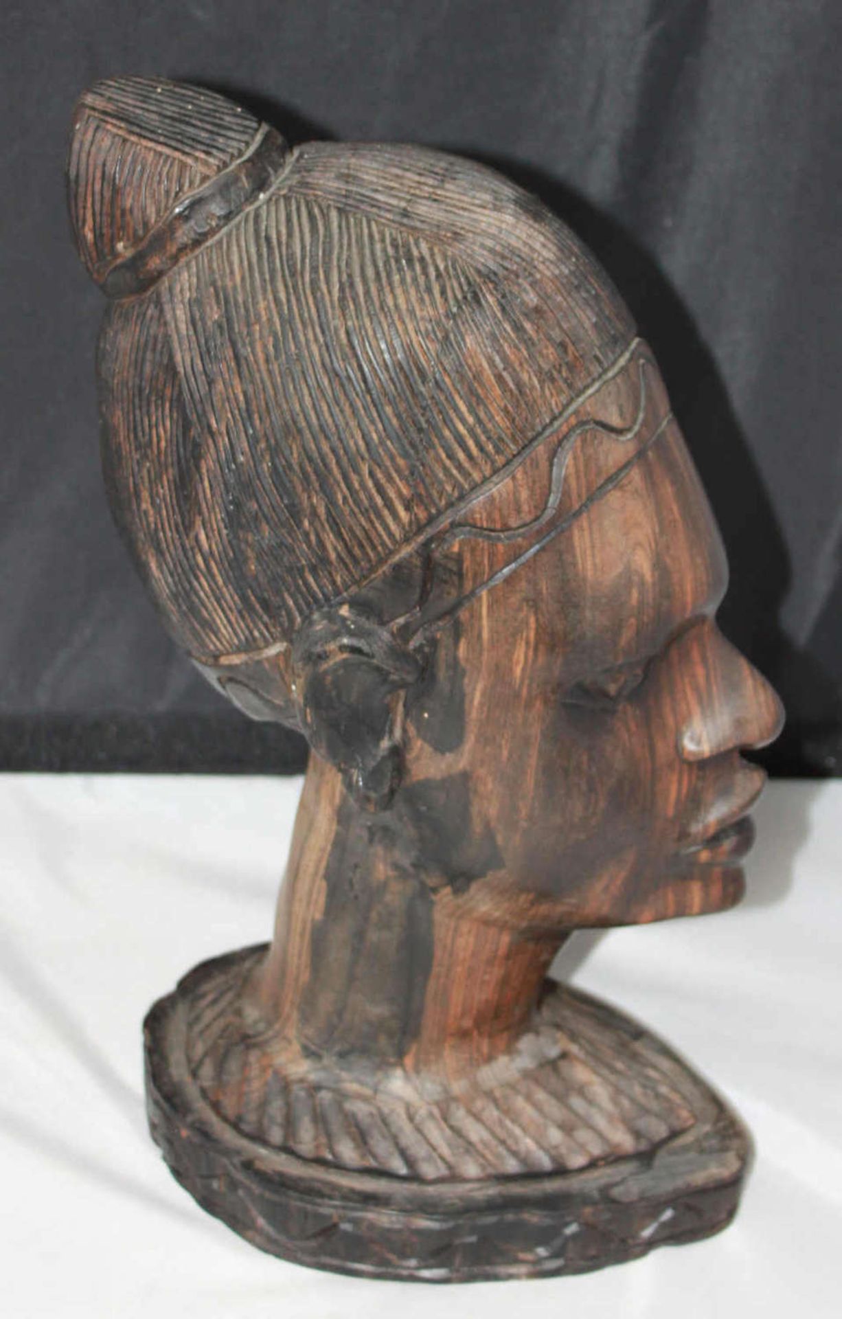 Holzfigur, massiver Frauenkopf "Afrika" aus Hartholz, guter Zustand, Höhe ca. 34 cm Wooden figure, - Image 2 of 2