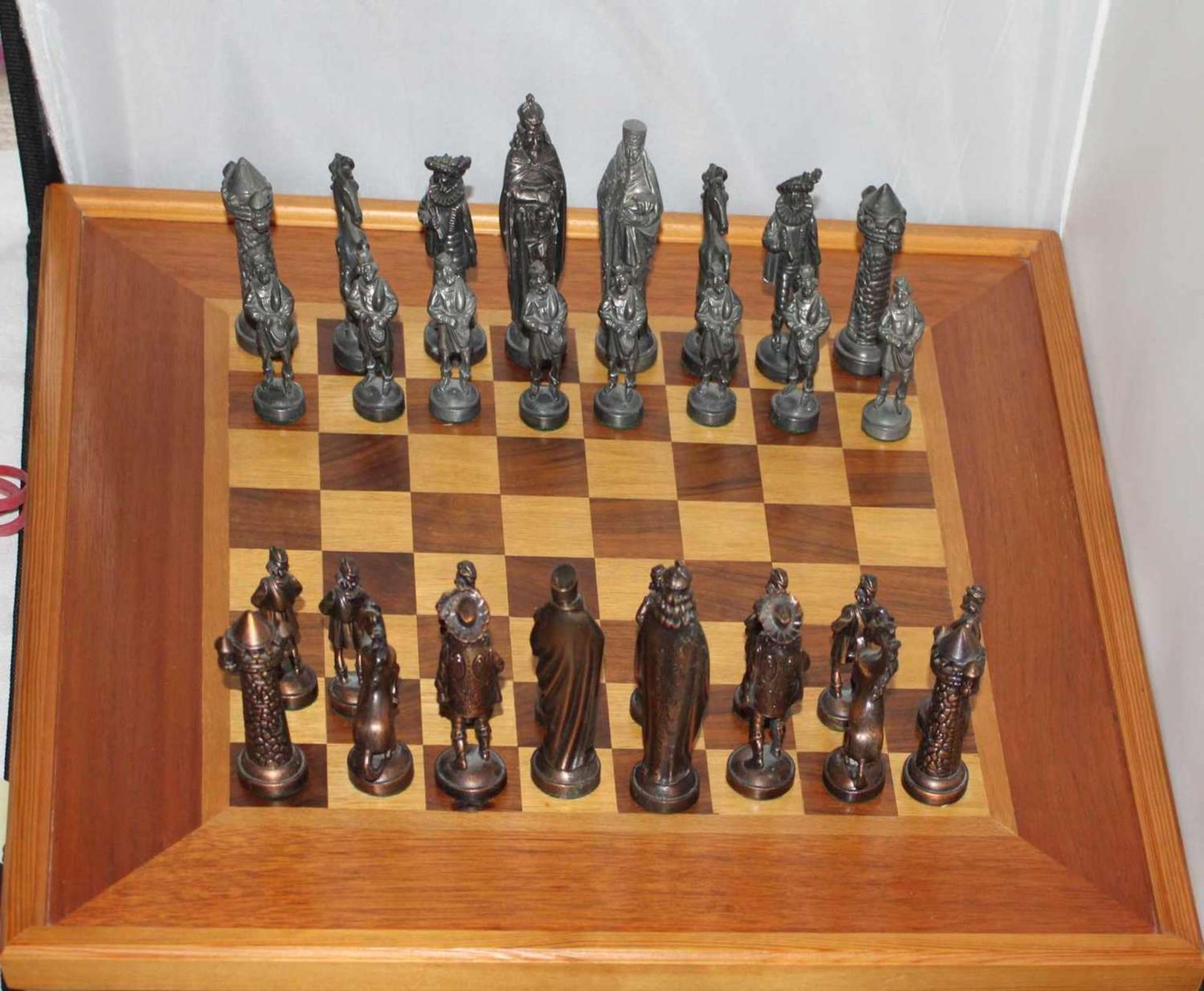 1 Schachspiel, Figuren aus Zinn (alle vollständig), sowie 1 Schachbrett aus Holz 1 chess figures