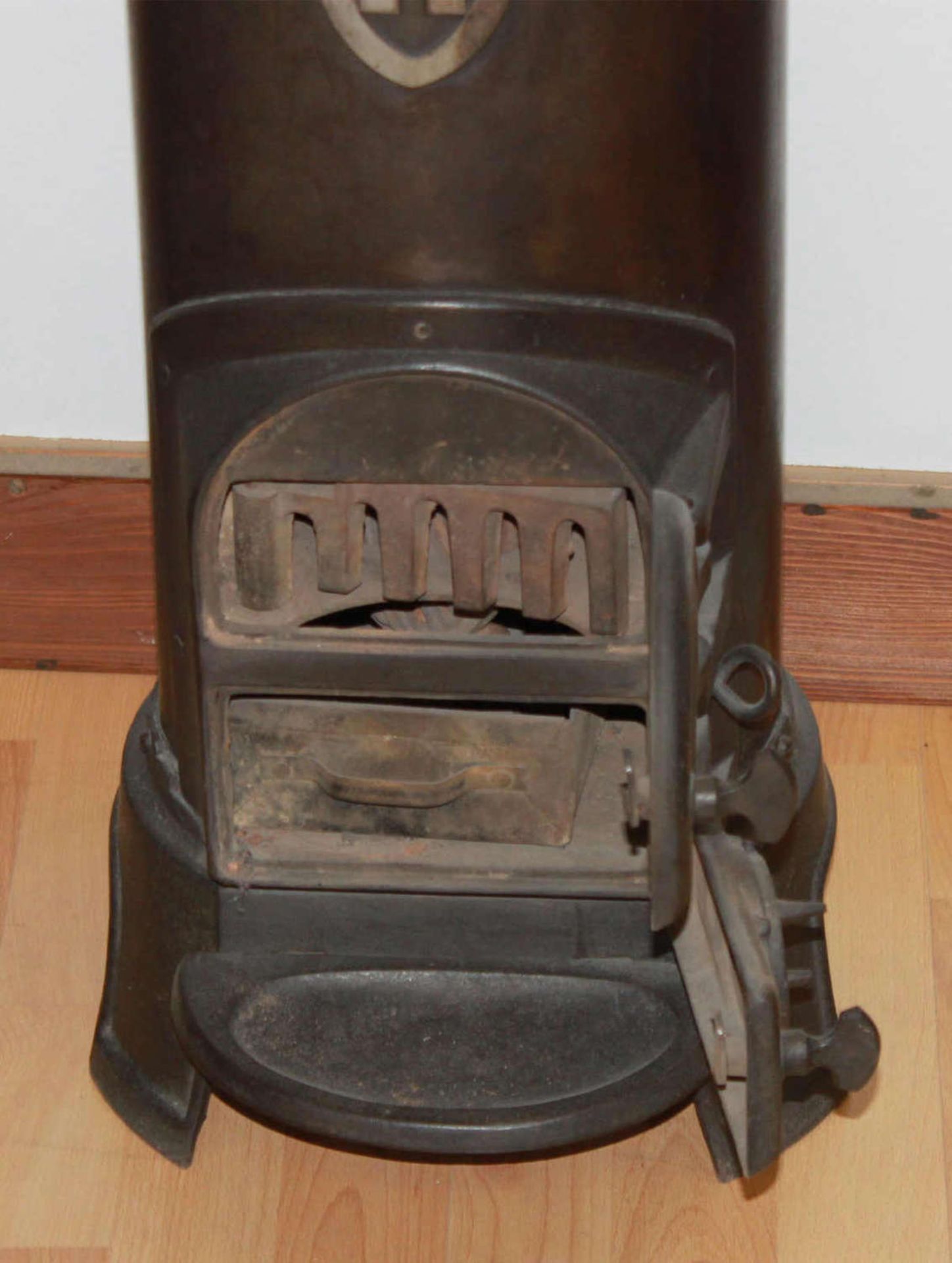 alter Kanonenofen von Fa. Burger , Modell 301, mit Kochstelle, Höhe ca 80 cm, komplett, sehr guter - Image 3 of 4
