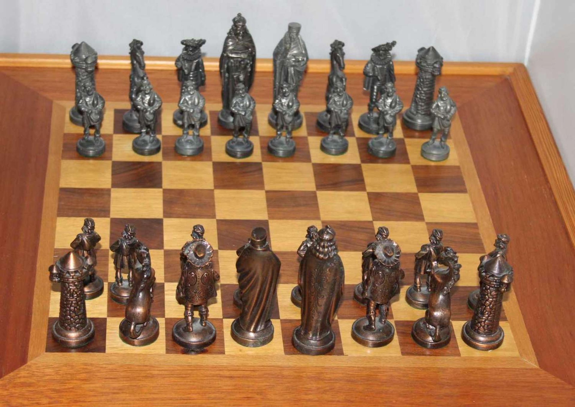 1 Schachspiel, Figuren aus Zinn (alle vollständig), sowie 1 Schachbrett aus Holz 1 chess figures - Image 3 of 3