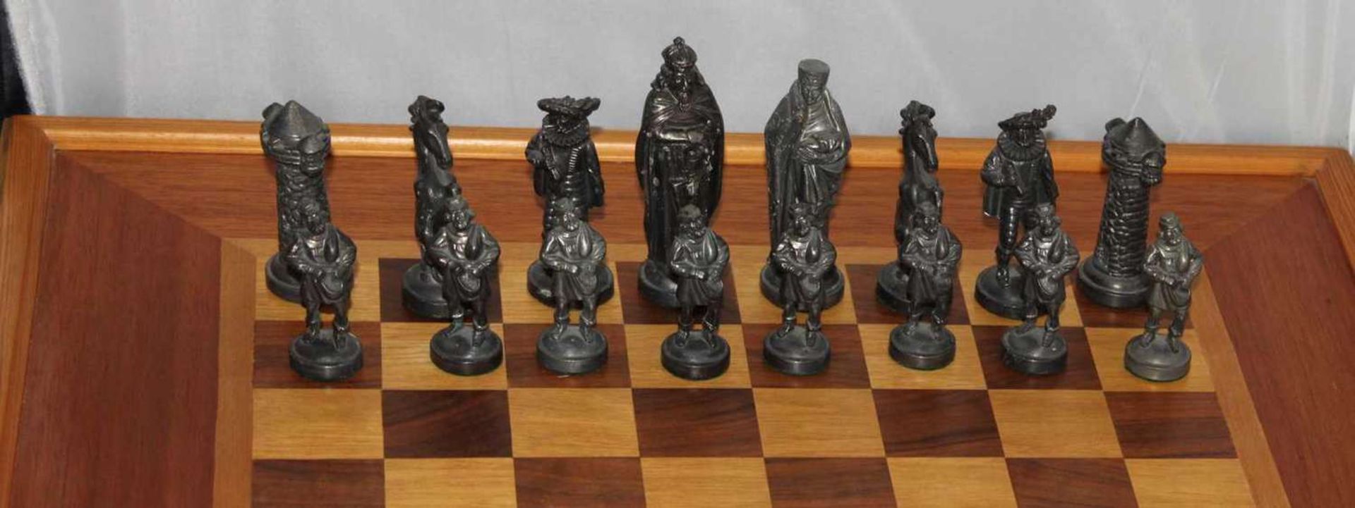 1 Schachspiel, Figuren aus Zinn (alle vollständig), sowie 1 Schachbrett aus Holz 1 chess figures - Image 2 of 3