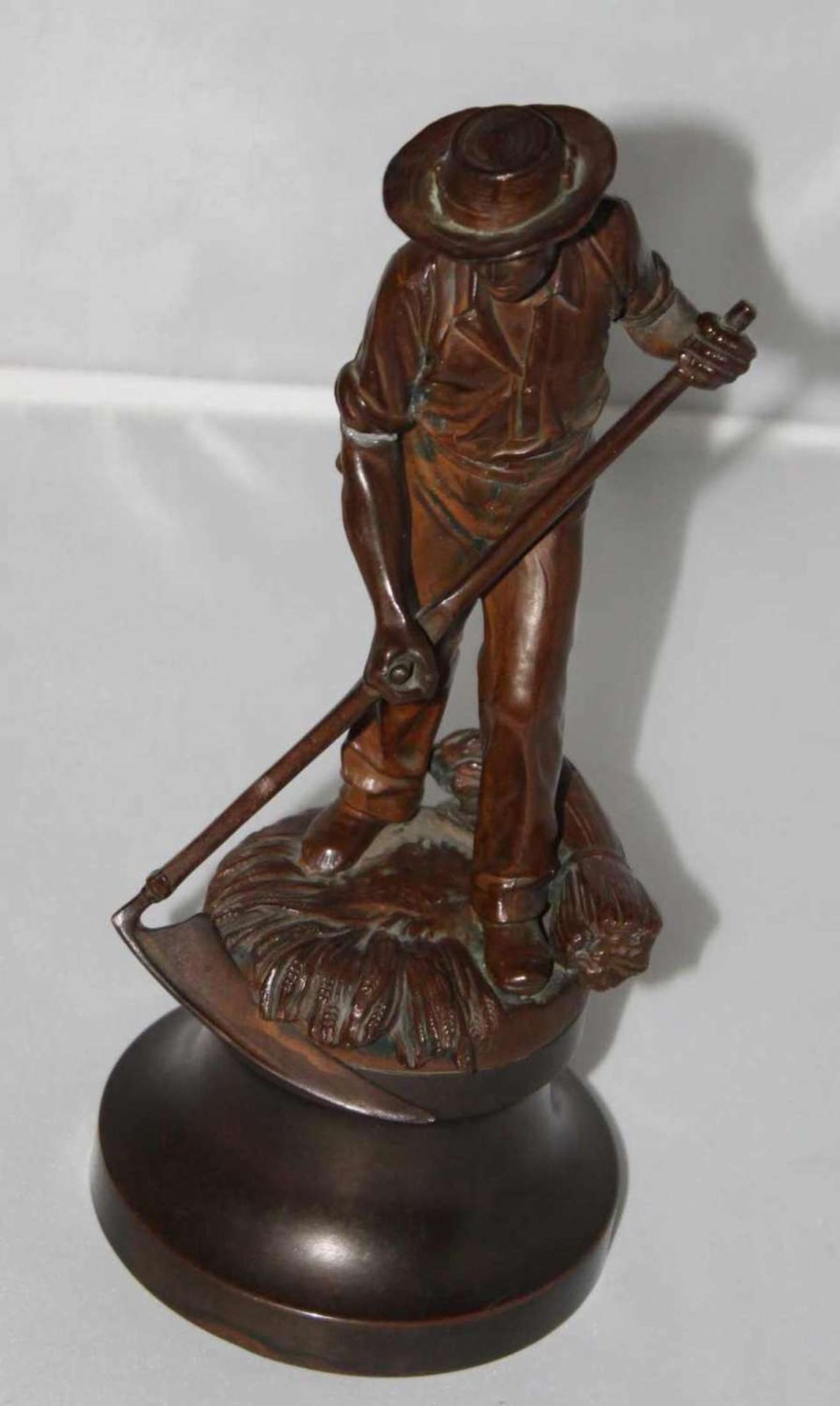 Bronze-Skulptur "Bauer bei der Ernte", auf Sockel befestigt, ohne Signatur, Höhe ca. 23 cm Bronze
