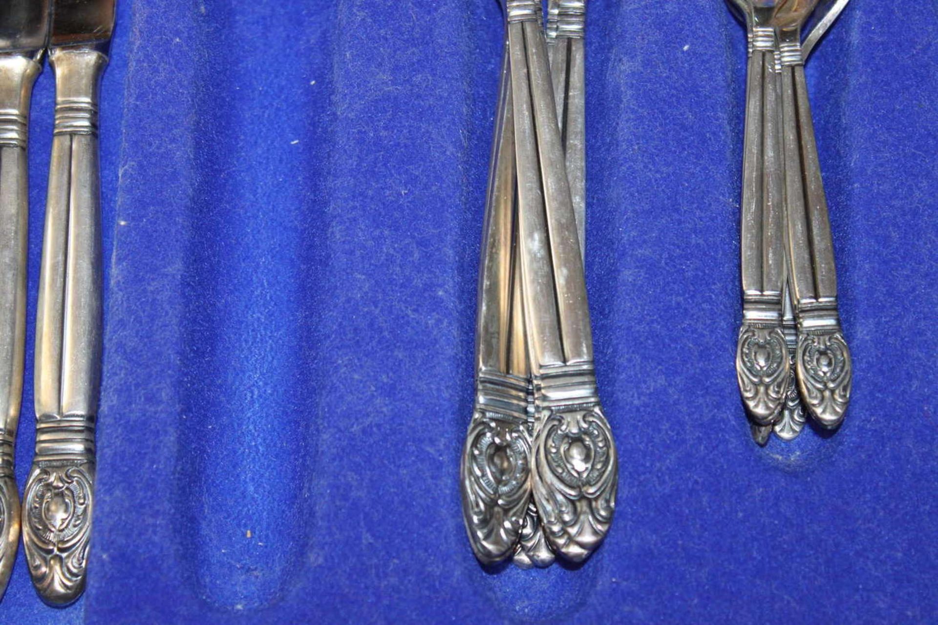 Silber Besteckset, bestehend aus 6 Messer, 6 Gabeln, 6 Kuchengabeln, 6 Kaffeelöffel, insgesamt 1, - Image 2 of 3