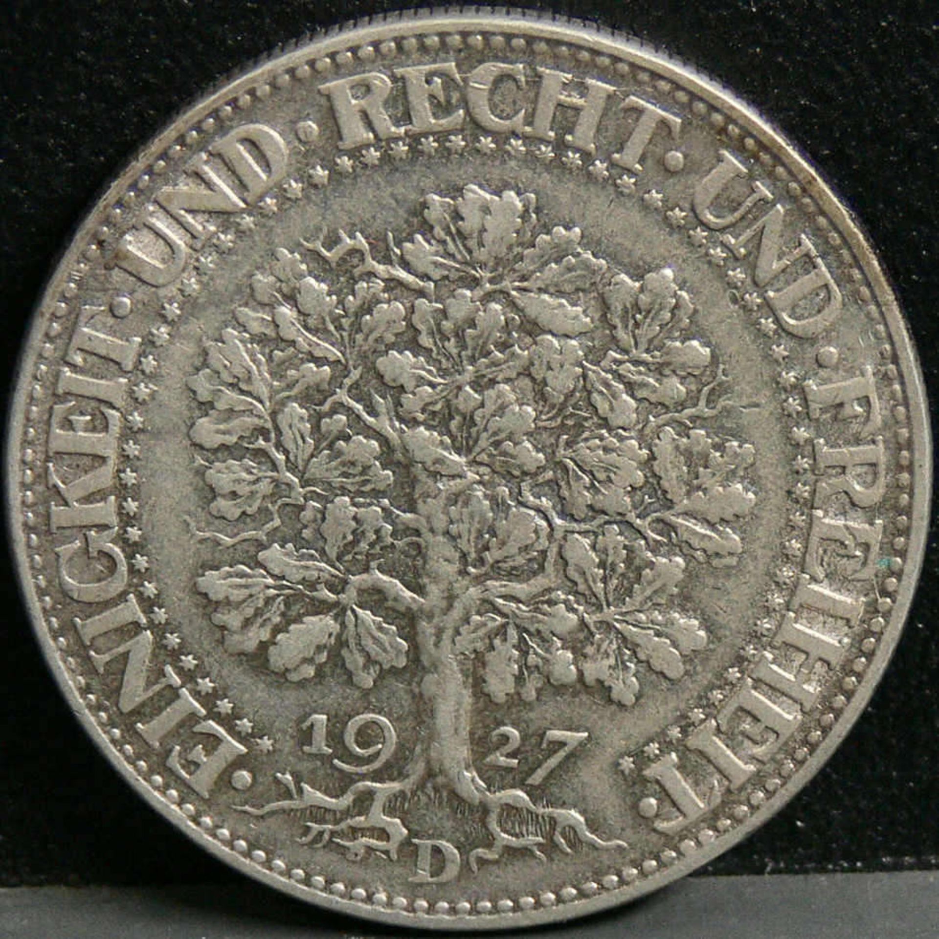 Deutsches Reich 1927 D, fünf Reichsmark - Silbermünze "Eichbaum". Gewicht: 25 g, Durchmesser: 36 mm.