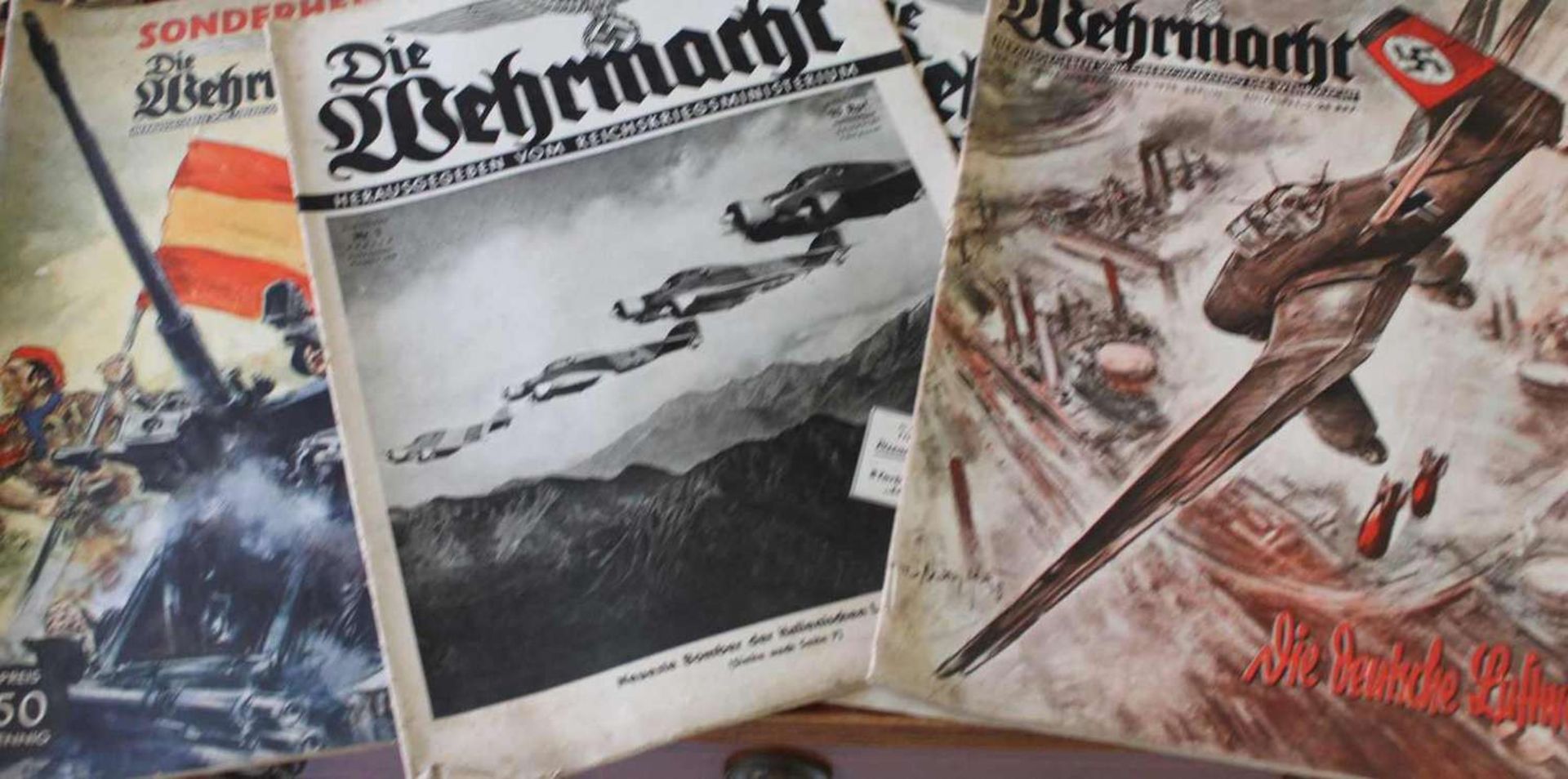 4 Hefte die Wehrmacht, dabei 1 Sonderheft "Wir kämpfen in Spanien" 4 issues "the Wehrmacht" , with 1