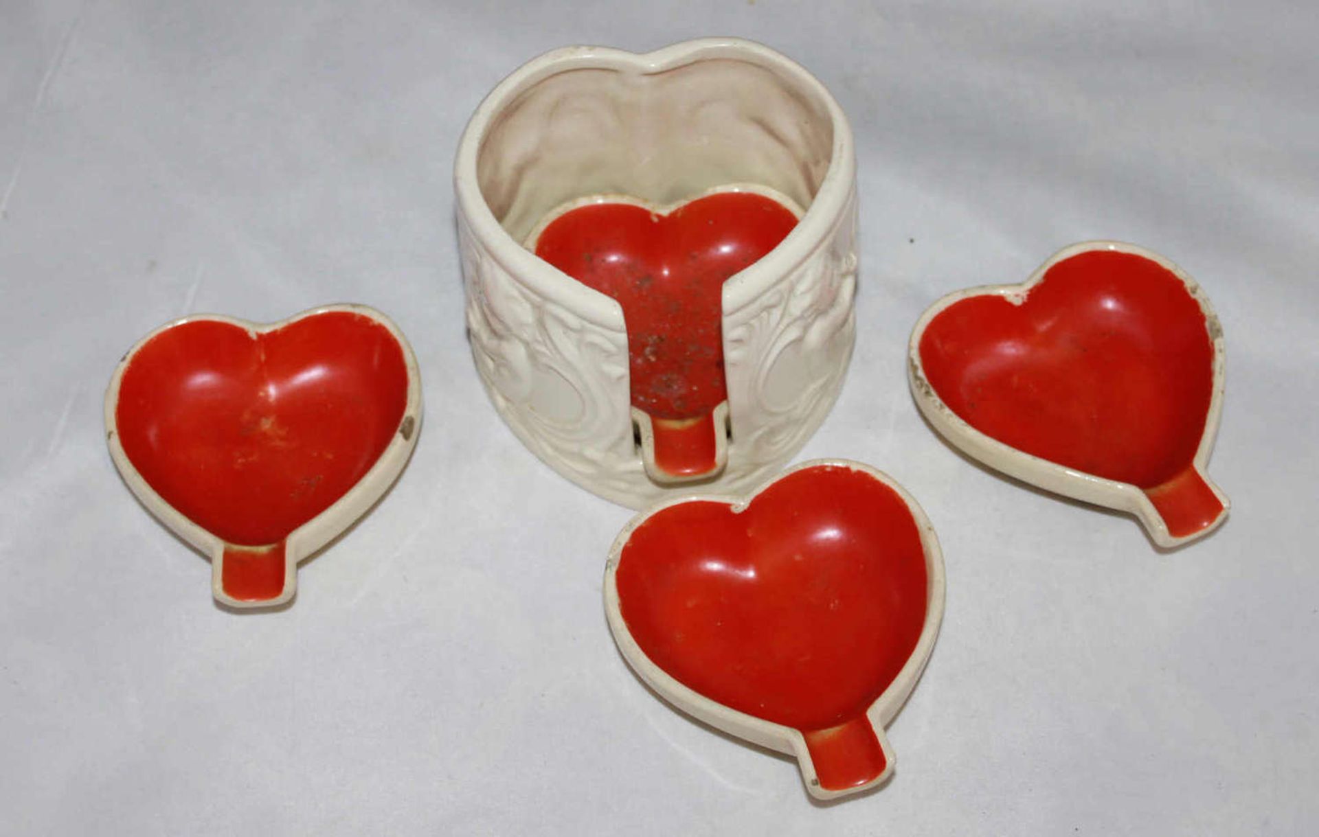 kleine Porzellanschalen "Herz", in Ablage zum Stapeln, mit "Putten" verziert, wohl Goebel 5804, Höhe - Image 2 of 2