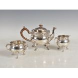 An Edwardian Irish silver three piece tea set, Dublin, 1918, makers mark of DE over GE, with