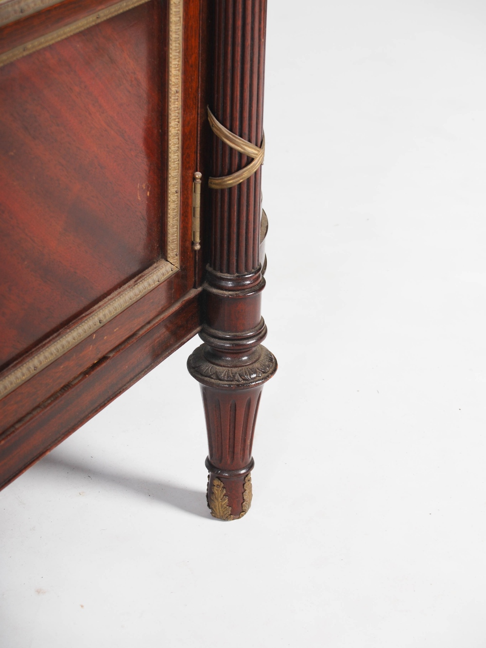 A late 19th century mahogany and gilt metal mounted display cabinet, the mottled red marble top - Bild 7 aus 11