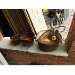 3 ascending cast iron cooking pots