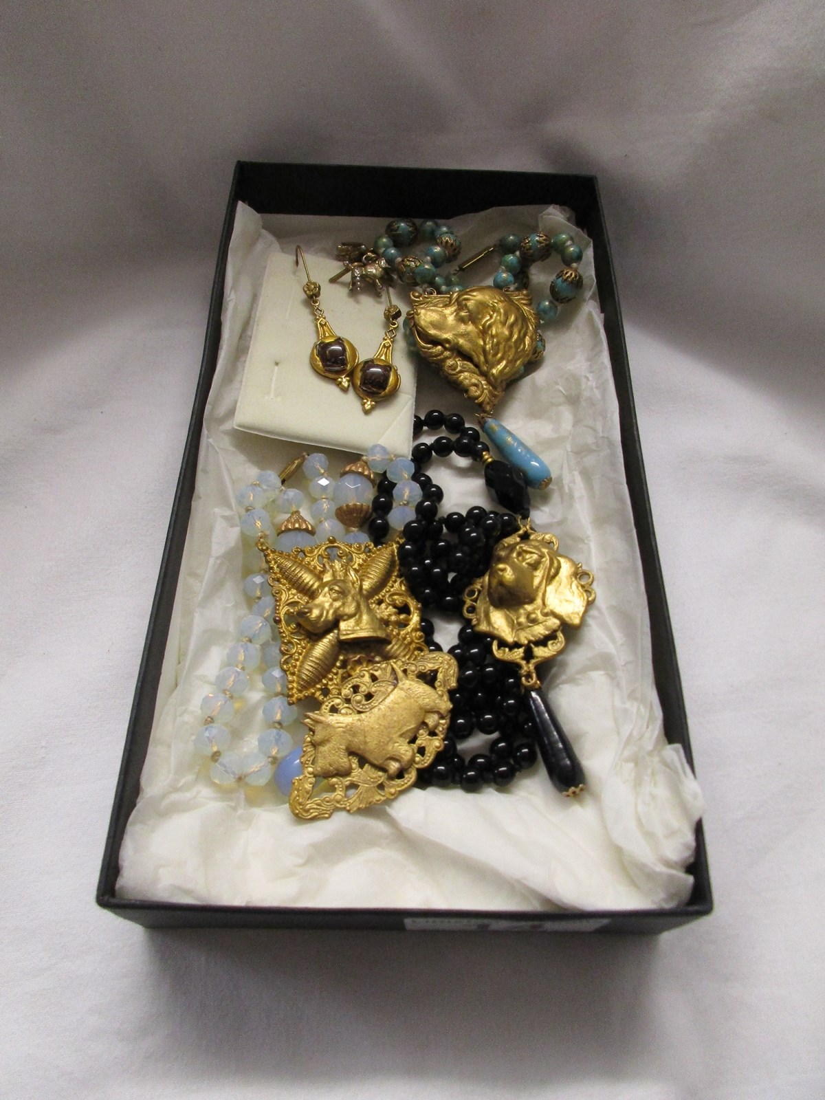 Vintage collection of dog themed jewellery (6 pieces)
