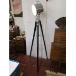 Theatre lamp on tripod - Working